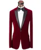 Real PO Burgundy Velvet Groom Tuxedos Peak Lepal Man Blazer Prom Sukienka odzieżowa Firma Kurs Kurtka Pantbow Tie H4765168997