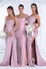 Seksowne podzielone satynowe sukienki druhny syrena ukochane aplikacje koraliki z plisami marszczenie długich sali honorowych suknie honorowe