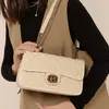 Tiendas Bolsas de diseño al por mayor Precios bajos Transmisión en vivo Mensajero de cuero suave Pequeña fragancia Cadena de bloqueo de moda versátil para mujeres