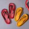 Flip Flop Kobiety Summer Kapcieczki Mężczyźni domowe chłodne kapcie anty poślizgowe stopy klips poczucie obornika zużycia butów plażowych J220716