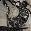 Bolsas de ombro único de designer de luxo 2023 novas senhoras motocicleta axila rebitada tríade de borla de janeiro dentes dobrados ombros crossbody bolsa venda direta da fábrica