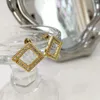 Mode kvinnliga designers stud guldörhänge diamant fyrkantig form örhängen örn stud kvinnor designer studs födelsedag present bokstäver f 22112107