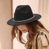 Berretti Fedora a catena in oro fine Cappello per donna Uomo Classico Piuma nera Cappelli di moda di lusso Panama Autunno a tesa larga