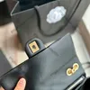CC-väska 22K fransk damklaff Designer Crossbody-väska Quiltad svart diamantmönster fyrkantiga axelväskor Goldtone Metal Hardware Multi Pochette Sacoche Handväskor 22c