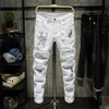 Nouveau Hommes Streetwear personnalité Déchiré imprimé blanc skinny Jeans Hip Hop Punk Casual moto stretch denim jeans pantalon X0621