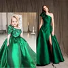 Grüne One-Shoulder-Kleider für Kinder, smaragdgrünes Satin-Mädchen-Weihnachts-Geburtstags-Partykleid, Fliege, bauschiger Rock, Festzug-Kleid für Kleinkinder