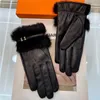 Élégant métal lettre fourrure gants haut de gamme concepteur mitaines en peluche velours gants femmes mitaines d'hiver avec boîte