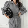 Casual Kleider Koreanische Temperament Revers Chic Einreiher Schnalle Tuck Gürtel Plaid Blase Hülse Kleid Lose Mode Elegante Frauen Kleidung 221121