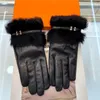 Élégant métal lettre fourrure gants haut de gamme concepteur mitaines en peluche velours gants femmes mitaines d'hiver avec boîte