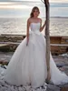 Charmig strandbröllopsklänning med löstagbar halsringning En linje ärmlöst sveptåg brudklänning med båge