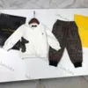 Conjuntos de roupas de grife para crianças de luxo, meninas, ursinho, calças com capuz, terno de duas peças, roupas clássicas para crianças, design de letras, conjunto de roupas, marca de moda branca