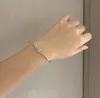 Bracciale aperto europeo e americano pieno di accessori per l'atmosfera di moda retrò con diamanti per donna 2 colori tra cui scegliere