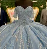 Lichte hemelsblauwe bloemen Quinceanera-jurken 2023 BOUG plus maat baljurk maskerade maskerade prinses meisje glitter lange zoete 16 prom voor 15 jaar off-the-shoulder kweepeer 15 kralen