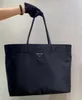2021 nuove borse firmate Re-Nylon Tote Bag Shopping Bag Borsa da donna in nylon Borsa a tracolla da donna con manico di grande capacità68