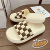 Designer quadriculado marca feminina sandálias ao ar livre flags slides anti -slip banheiro casal de chinelos de verão Novos sapatos femininos j220716