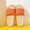 여름 슬리퍼 여성을위한 여름 슬리퍼는 두 가지 색상의 평평한 힐 비치 신발 사탕 색상 패션 안티 슬립 슬리퍼 홈 신발 J220716