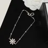 10 % RABATT 2023 Schmuck Anhänger Blume Doppel Strass Halskette Messing Minderheit Mode vielseitige Pullover Kette