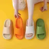 Mulheres chinelas de chinelos internos de verão sandálias de plataforma espessa macia banheiro interno slides anti -lips ladies mass pares de pares j220716