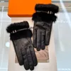 Élégant métal lettre fourrure gants haut de gamme concepteur mitaines en peluche velours gants femmes mitaines d'hiver avec boîte