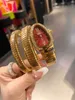 La dimensione di 32 mm dell'orologio da donna adotta la lunetta con diamanti con movimento al quarzo importato a forma di serpente a doppio surround