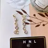 Delikat designbokstäver Hjärtformade diamanttofs Charmörhängen Designerörhängen Utvalda lyxiga pärltillbehör High End Modepresent för kvinnor