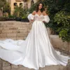 Robes de mariée en dentelle Berta décolleté en coeur robes de mariée avec manches courtes détachables une ligne balayage train Satin robe De Novia