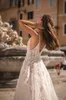 Elegant en linje bröllopsklänningar djupa v hals applikationer rygglösa brudklänningar svep tåg romantisk klänning spetsar mantel de mariee