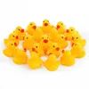 Lo mismo que antes del baño del bebé Pato de juguete Amarillo Mini Pato de juguete de goma con babero Sonido Natación Juguetes divertidos en el agua para niños