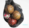 Баскетбольный мешок для хранения мяча в спортивных сетчатых шнурках на открытом воздухе.