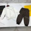 Lüks Çocuk Tasarımcı Giyim Setleri Erkek Bebek kız Küçük ayı Bir kapüşonlu pantolon İki parçalı Takım Çocuklar Klasik Harfler Tasarım Giyim seti beyaz moda markası