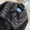 Women Parkas Designer Wysoka wersja damska kurtka Trójkąt haftowy długi płaszcz parka zimowy ciepły wiatrobak damski płaszcze 4gr5