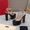 منصة أحذية جديدة للسيدات في Spossion Women Waterals Sandals Sandals Luxury Designer Protects Paris Fashion Week برشدة عالية الصندال إيطاليا براءات اختراع للأجهزة الكلاسيكية