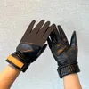 Casual Unisex Leather Gloves Clover Mönster Designer Mitten Plush Foder Winter Mittens Män Kvinnor Värma handskar Pekskärmshandskar med låda