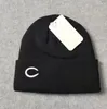 Nuovo cappello lavorato a maglia Beanie stilista di moda all'ingrosso per uomo donna molti colori coppia berretti casual all'aperto con sacchetto per la polvere