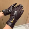 Winter Women Leather Gloves Metal Letter Icon Mittens بالإضافة إلى قفازات سميكة مخملية مع صندوق