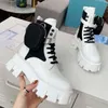 Frauenstiefel Modedesigner Nicht-Schlupfwelle Buntes Gummi-Außensohle Leder Martin-Knöchel Sex Gurtband Luxuriöser Komfort Exquisite Stiefel