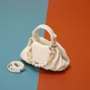 Sac pour femmes en cuir souple à aisselles de styliste en automne et en hiver, nouveaux sacs de confort blancs à une épaule à main avec nuages croisés