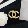 Spilla di design di lusso Lettere di marca Spille di diamanti Pin Donna Sigillo in acciaio Spille di perle di strass di cristallo geometrico per la decorazione di abbigliamento Accessori gioielli