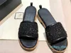 Дизайнерские сандалии женского чернокового кожи для кожи кожи для кожи, заклепки с низким содержанием каблуки, размером 35-40 02 02