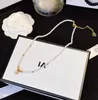 Lyxigt hänge pärlhalsband i rostfritt stål 18K guldpläterat mode för kvinnor Halsband Choker Brevkedja Crystal Statement Bröllopssmycken X446