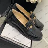 Kvinnors klänningsskor med kedjebrev patent läder låga klackar loafers slip-on retro svart casual balett sko 22SS designer plattform fall sandaler mode glider mulor
