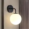 مصابيح الجدار الحديثة الشخصية الإبداعية الكرة الزجاجية الإضاءة الإضاءة الشمال غرفة المعيشة بسيطة