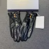 Winter Women Leather Gloves Metal Letter Icon Mittens بالإضافة إلى قفازات سميكة مخملية مع صندوق