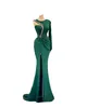 Robes de bal sexy sirène pour femmes, plus la taille des perles de cristal vert foncé une épaule à manches longues côté fendu en satin longueur de plancher occasion spéciale robes de soirée