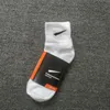 Çorap Erkekler Çorap Pamuk Klasik Ayak Bileği Mektubu Nefes Beklenebilir Siyah ve Beyaz Karıştırma Futbol Basketbol Sporları Çorap Moda Kadınlar Sıkıştırma Termal Kış Doku