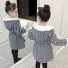 秋の厚い子供たちの服と冬のコートガールen