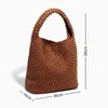 Дизайнерская сумка для женщин в ручной ткани сплетничники с мягкой складной кожаной леди с кожаной леди с монет