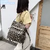 Grossistfabrik damer axelväskor 3 färger gata personlighet leopard tryck handväska söt tryck mode crossbody väska utomhus fritid läder ryggsäckar 0297