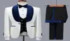 Ny mode vit jacquard brudgum tuxedos blå sammet sjal lapel groomsmen mens bröllop klänning utmärkt man jacka blazer 3 bit
