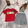 Lyxdesigner Kläder Set barn T-shirt röd svart monogram shortst mode Brittiskt modemärke sommar barnskatter och flickor bomull tvådelad jjt